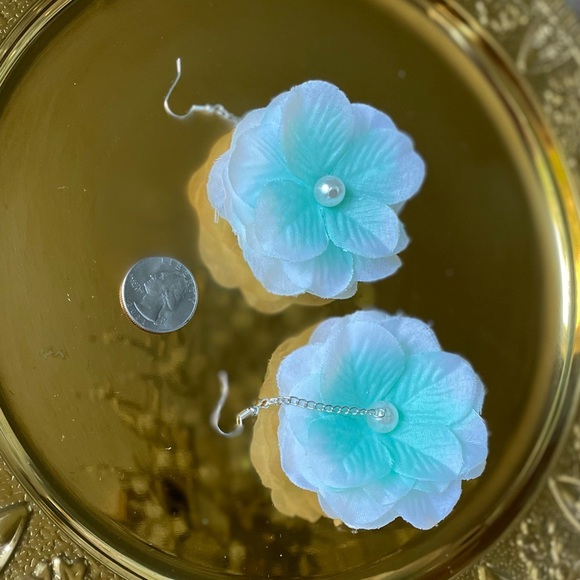 Urban Outfitters Flowers Dangle Earrings - Picture 4 of 9